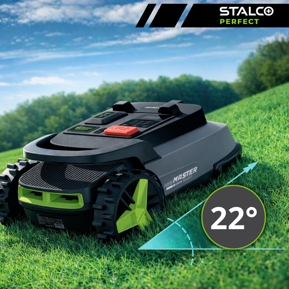 Robotická kosačka MowMaster RTK pri kosení trávnika na svahovitom teréne